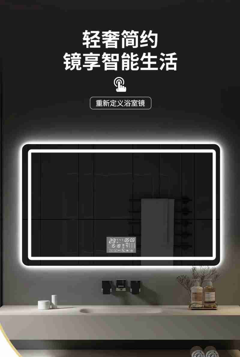 游客在若羌县楼兰博物馆文创区选购文创产品 (央广网发 若羌县融媒体中心供图)